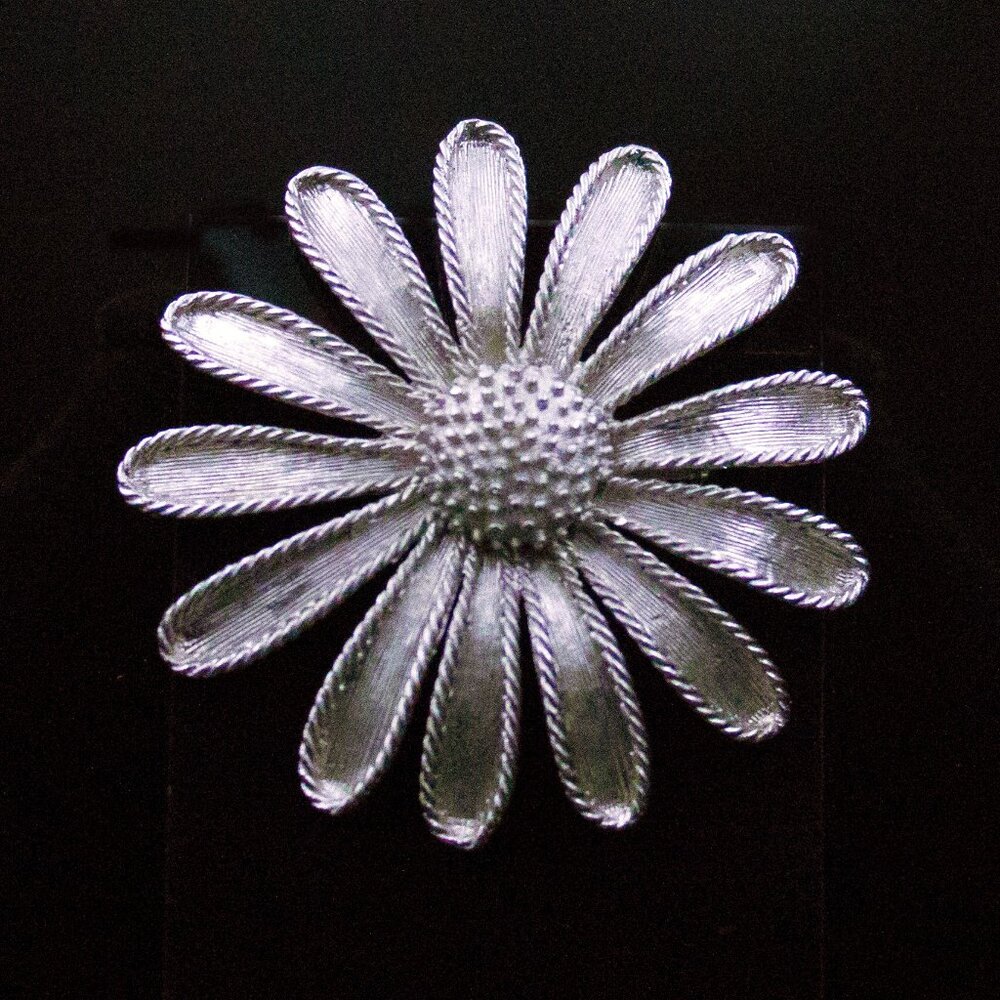 Daisy Flower Brooch, Silver Tone - Joft1
